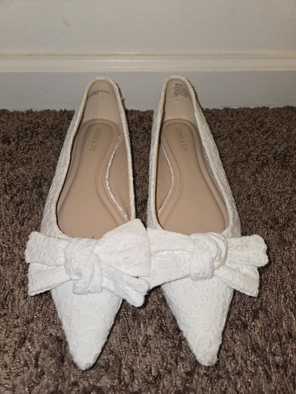 Crown & Ivy White Lace Bow Pointed-Toe Flats